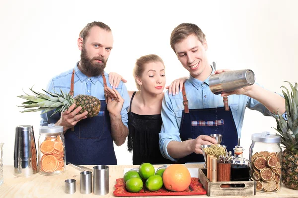 Drunk girl clings to the bartenders. — Stock Photo, Image