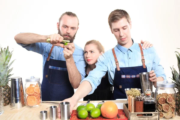 Drunk girl clings to the bartenders. — Stock Photo, Image