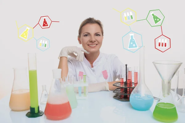 Kadın kimyacı ve şişeler, üzerinde beyaz izole kimyasallar — Stok fotoğraf