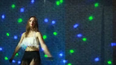 Yürü yürü dans güzel seksi kız.