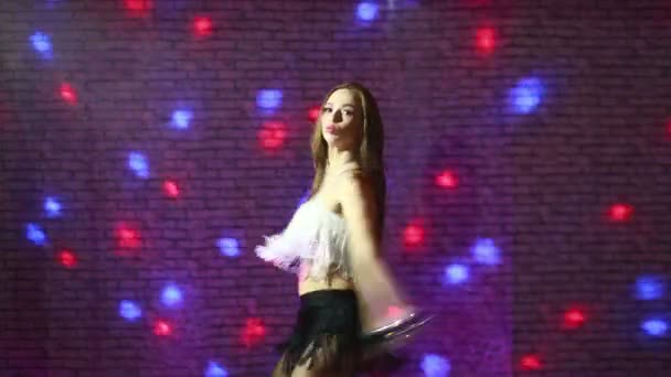 Vacker sexig tjej dansar go go. — Stockvideo