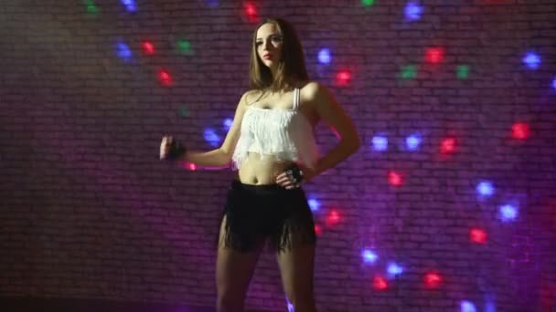 아름 다운 섹시 한 여 자가 춤 이동 이동. — 비디오