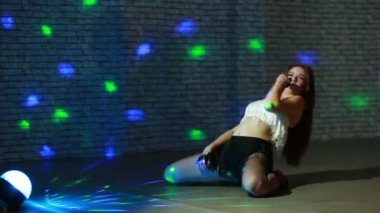 Yürü yürü dans güzel seksi kız.