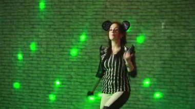 Yürü yürü dans güzel seksi kız.