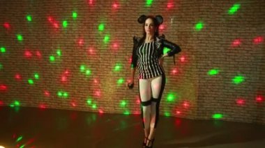 Yürü yürü dans güzel seksi kız.