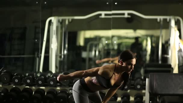 Fitness-Mädchen in der Turnhalle — Stockvideo