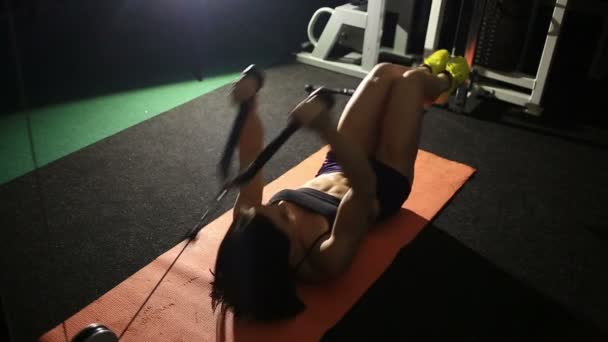 Belle femme athlétique travaillant ab intervalles — Video