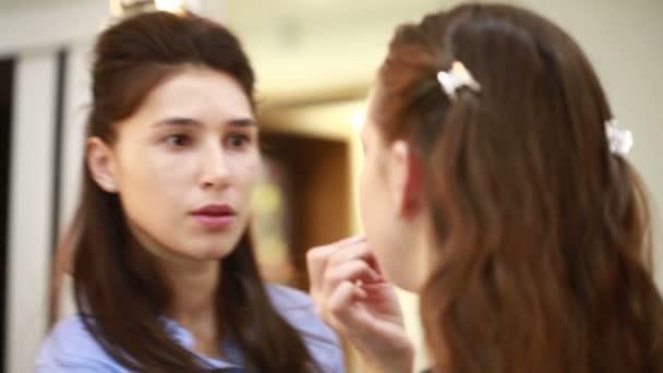 Makeupartist applicerar makeup borste — Stockvideo