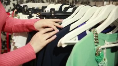 Giyim mağazasından alışveriş yapan güzel bir kadın.