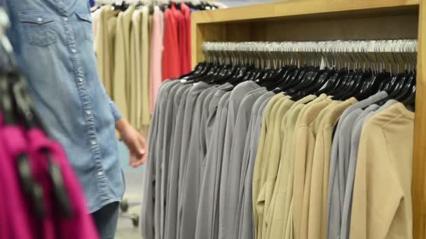 Vacker kvinna shopping i kläder butik — Stockvideo