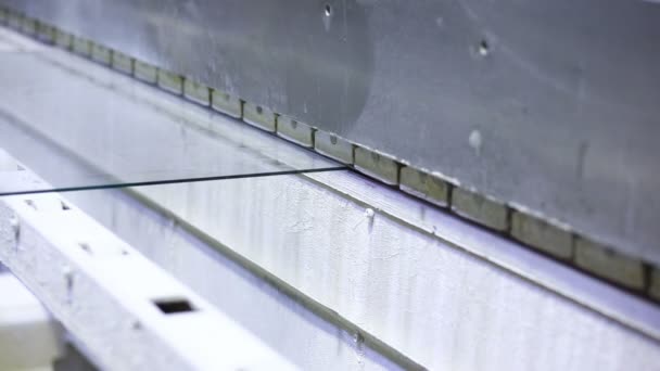 Producción y procesamiento de vidrio. vidrio de corte y molienda — Vídeo de stock