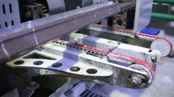 ガラスの処理と生産。切削・研削加工ガラス — ストック動画