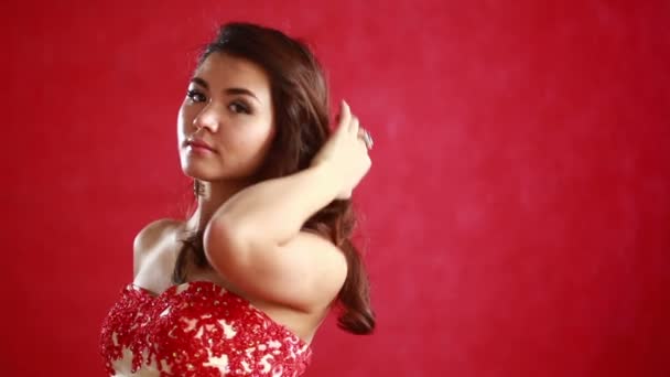 Mooie Aziatische vrouw model portret in warme rode jurk. — Stockvideo