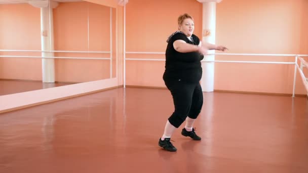Şişman kız dansları koridorda devreye girer. neşeli dolgun, jimnastik ve dans — Stok video