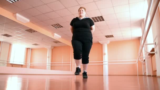 Menina gorda está envolvida em danças no salão. gordo alegre, ginástica e dança — Vídeo de Stock