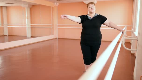 Товста дівчина займається танцями в залі. веселий пух, гімнастика і танець — стокове відео