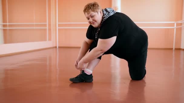 Chica gorda se dedica a los bailes en el pasillo. alegre regordeta, gimnasia y danza — Vídeos de Stock