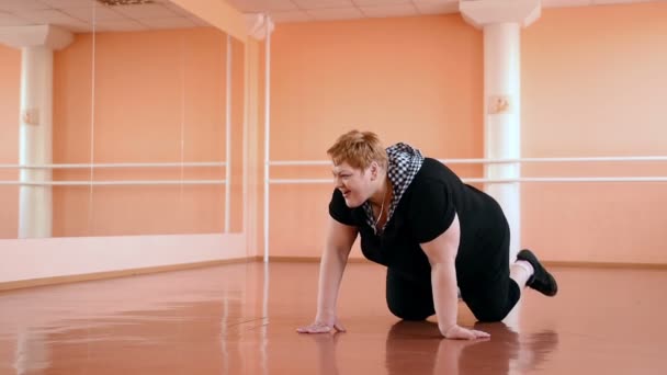 Fet tjej bedriver danser i hallen. glada knubbig, gymnastik och dans — Stockvideo