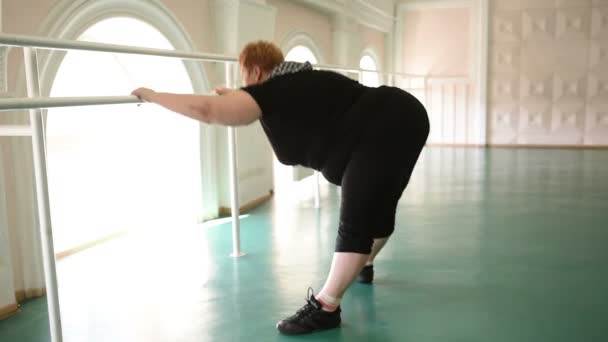 Menina gorda está envolvida em danças no salão. gordo alegre, ginástica e dança — Vídeo de Stock