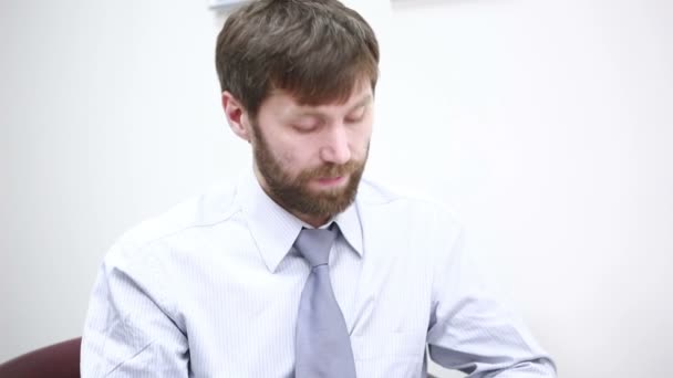 Bearded man psychologist — Stock Video