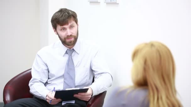 Jolie psychiatre masculine regardant la patiente lors de sa visite — Video