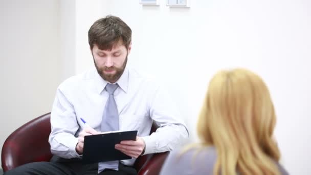 Bastante psiquiatra masculino mirando paciente durante su visita — Vídeos de Stock