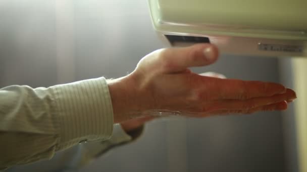 Сушка рук після прибирання — стокове відео