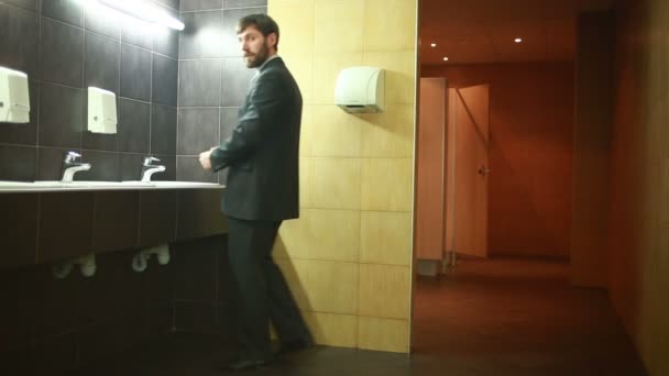 Человек в общественном туалете — стоковое видео