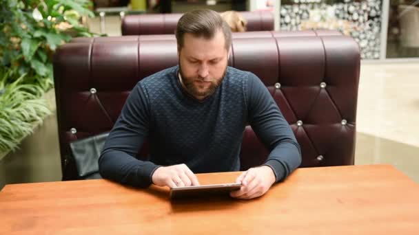 Homme d'affaires utilisant une tablette PC et écrire quelque chose — Video