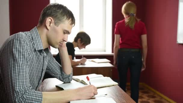 Educatieve thema: portret van een leraar geeft een lezing. Sexy Busty leraar voor mannelijke studenten. toont borst — Stockvideo