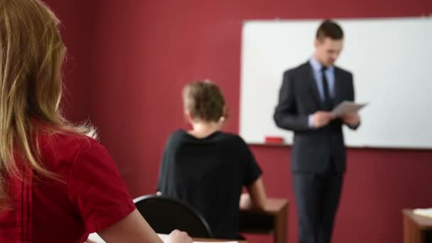 Professor do sexo masculino dando uma palestra na universidade . — Vídeo de Stock