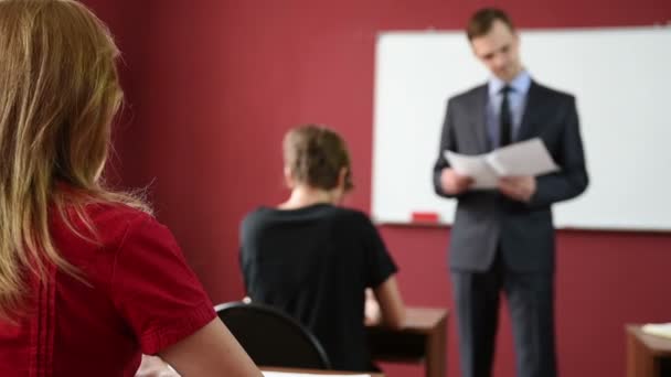 Mannelijke leraar geeft een lezing aan de Universiteit. — Stockvideo