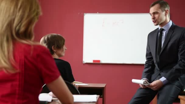 Männlicher Lehrer bei einer Vorlesung an der Universität. — Stockvideo