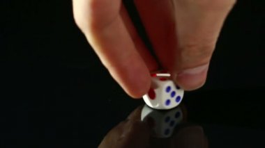 Siyah arkaplanda beyaz zar