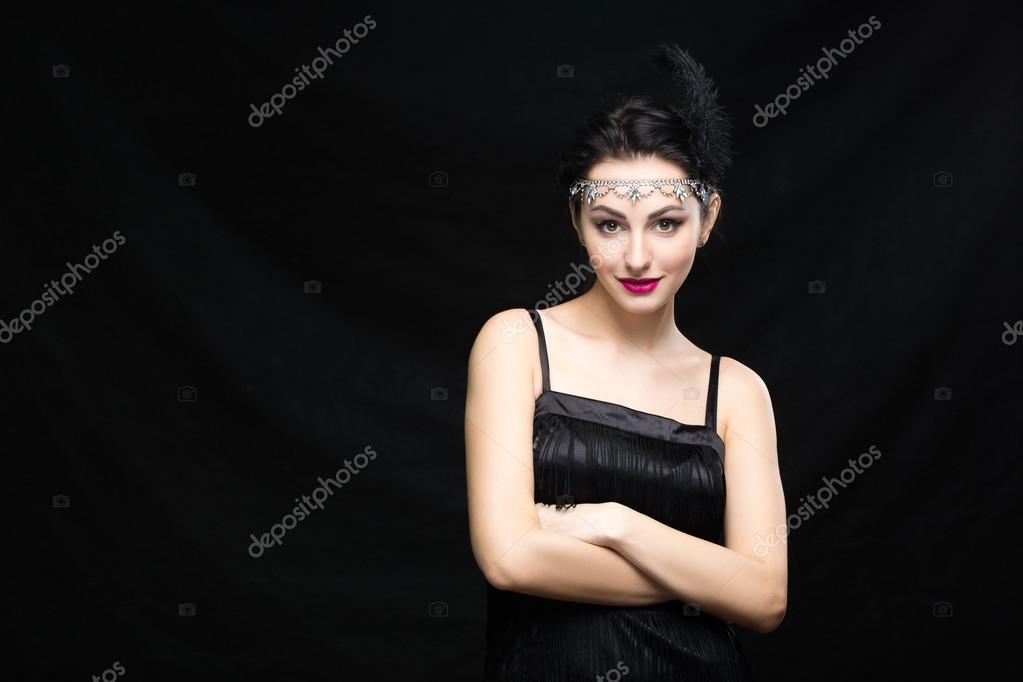 Retrato de uma linda mulher com um penteado de estilo vintage e joias foto  de stock