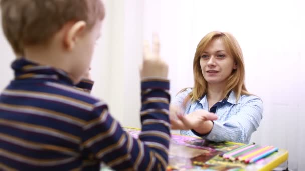 Psychologe untersucht den Jungen. Psychologische Beratung Kind — Stockvideo