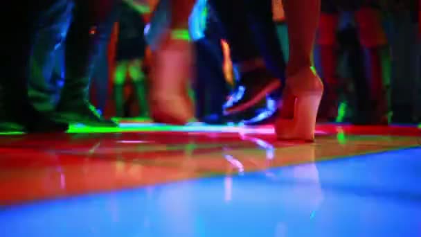 Colorata pista da ballo led con persone che ballano . — Video Stock