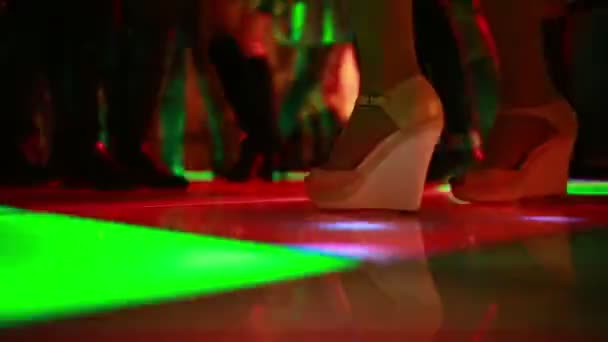 Colorata pista da ballo led con persone che ballano . — Video Stock