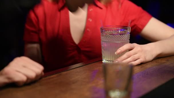 Hombre bebiendo un cóctel perteneciente a la chica . — Vídeos de Stock