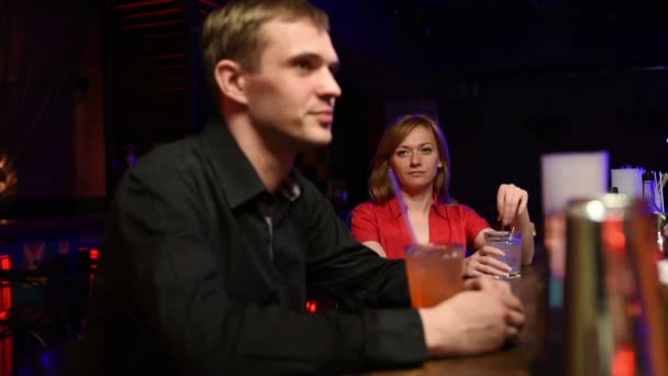 Schöne Mädchen Blick auf hübsche junge Kerl in einer Bar. — Stockvideo