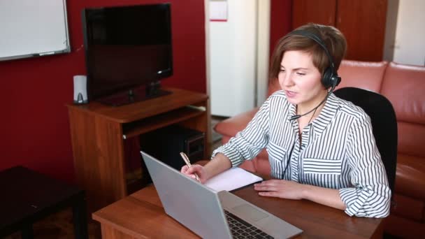 Mujer líder en la consulta de vídeo en línea. concepto de teletrabajo — Vídeos de Stock