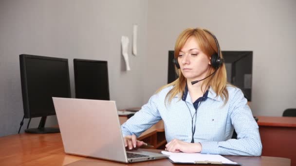 Operadora de atención al cliente femenina. ella lidera la consulta en línea usando cámara web — Vídeo de stock