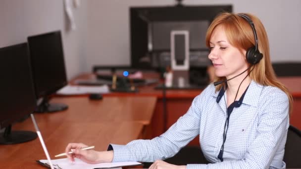 Operadora de atención al cliente femenina. ella lidera la consulta en línea usando cámara web — Vídeo de stock