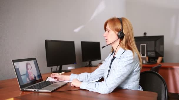 Operadora de atención al cliente femenina. ella lidera la consulta en línea usando cámara web — Vídeo de stock