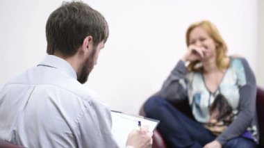 erkek psikolog ve onun bayan hasta tedavi sırasında