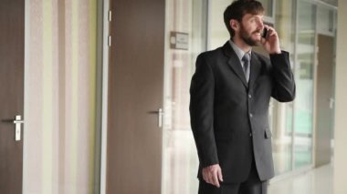 cep telefon dururken ofis iç konuşmayı başarılı iş adamı,