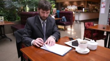 Kahve içme bir kafede oturan işadamı.