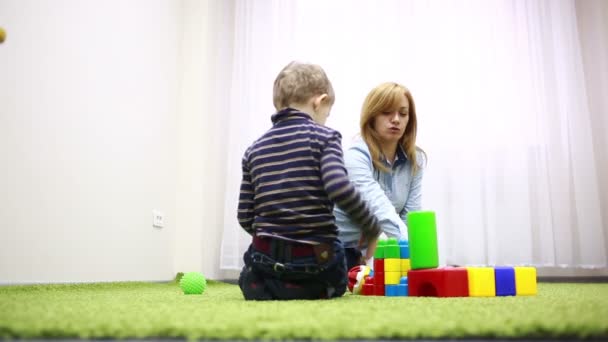 Giovane donna con bambino durante la treccia . — Video Stock