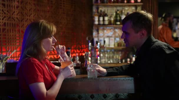 Pareja disfrutando de la bebida en el bar — Vídeos de Stock