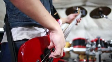 Rock müzisyen oynayan bas